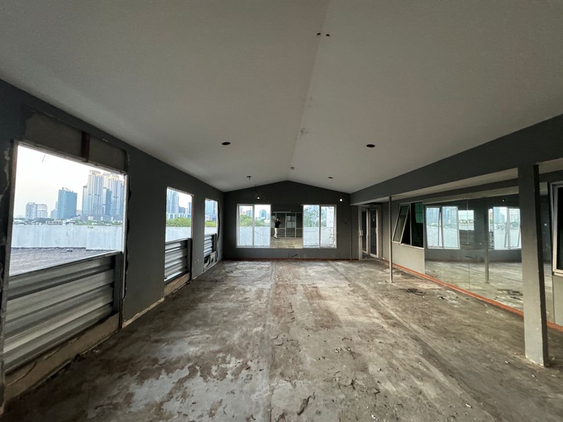 Gedung Ex-Showroom Di Kebayoran Baru