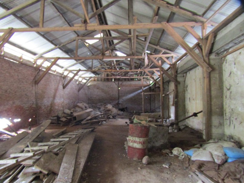 Dijual Gedung Dengan Tanah Yang Luas Lokasi Di Gedong Tataan, Lampung