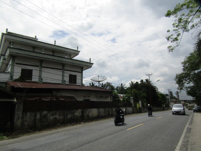 Dijual Gedung Dengan Tanah Yang Luas Lokasi Di Gedong Tataan, Lampung