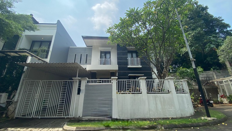 Rumah Cantik di Puri Bintaro - Depan Taman, Lingkungan Asri & Nyaman