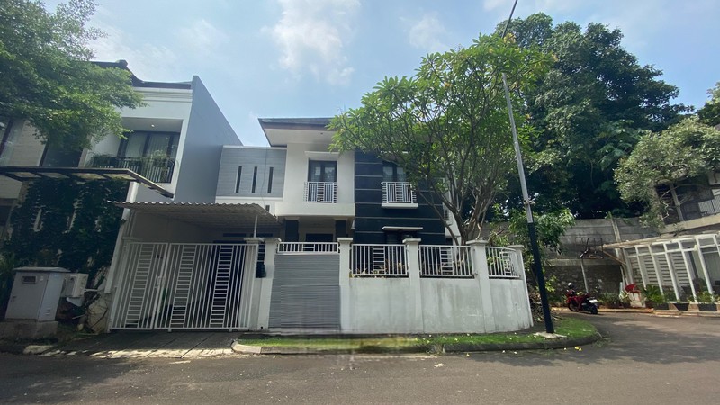 Rumah Cantik di Puri Bintaro - Depan Taman, Lingkungan Asri & Nyaman