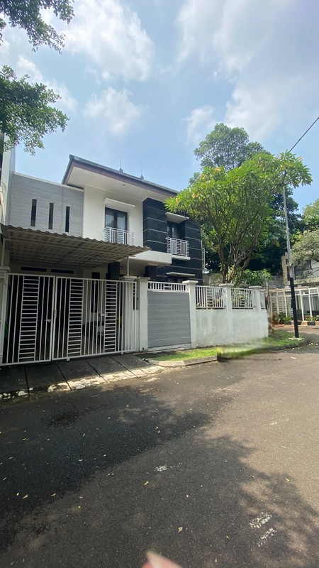 Rumah Cantik di Puri Bintaro - Depan Taman, Lingkungan Asri & Nyaman