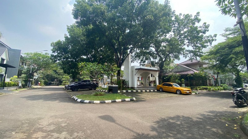 Rumah Cantik di Puri Bintaro - Depan Taman, Lingkungan Asri & Nyaman
