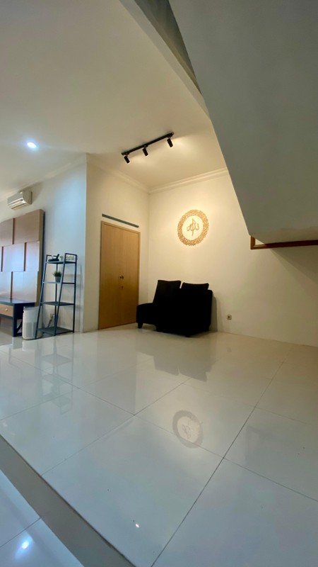 Rumah Cantik di Puri Bintaro - Depan Taman, Lingkungan Asri & Nyaman