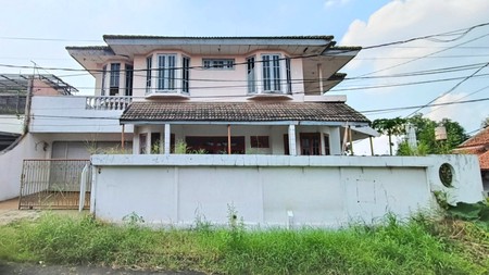 Dijual murah Rumah hoek luas di jalan Bangka-Bengkalis, di Cinere - Depok yang teduh dan sejuk 