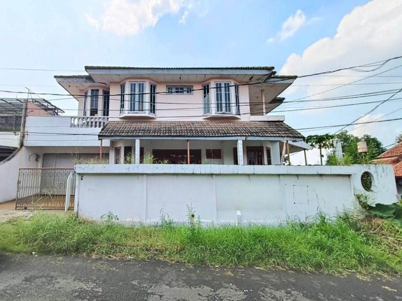 Dijual murah Rumah hoek luas di jalan Bangka-Bengkalis, di Cinere - Depok yang teduh dan sejuk 