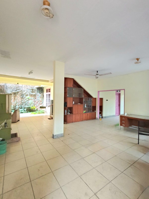 Dijual murah Rumah hoek luas di jalan Bangka-Bengkalis, di Cinere - Depok yang teduh dan sejuk 