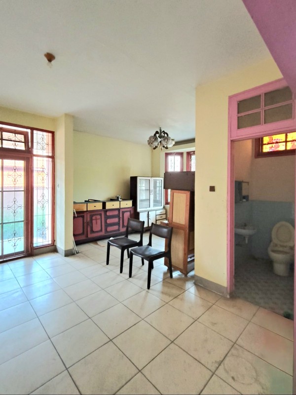 Dijual murah Rumah hoek luas di jalan Bangka-Bengkalis, di Cinere - Depok yang teduh dan sejuk 