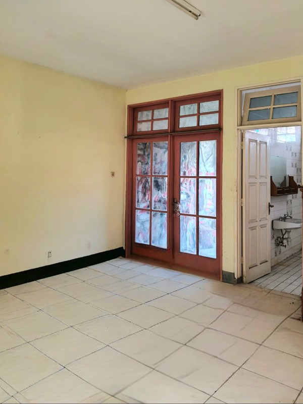 Dijual murah Rumah hoek luas di jalan Bangka-Bengkalis, di Cinere - Depok yang teduh dan sejuk 