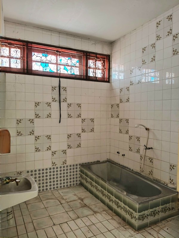 Dijual murah Rumah hoek luas di jalan Bangka-Bengkalis, di Cinere - Depok yang teduh dan sejuk 