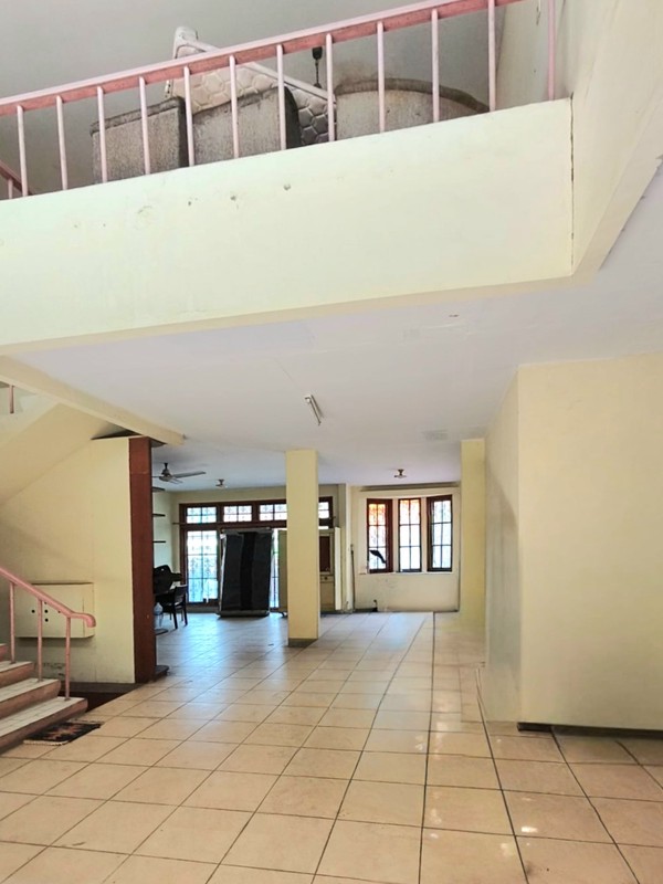 Dijual murah Rumah hoek luas di jalan Bangka-Bengkalis, di Cinere - Depok yang teduh dan sejuk 