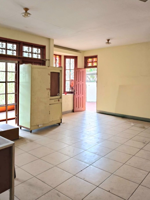 Dijual murah Rumah hoek luas di jalan Bangka-Bengkalis, di Cinere - Depok yang teduh dan sejuk 