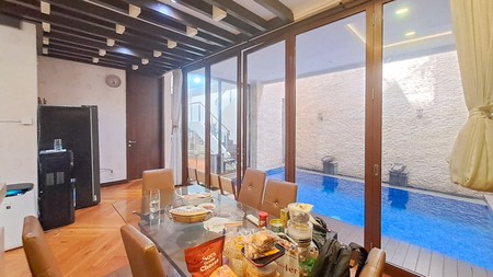 Rumah dengan Kolam Renang di Discovery Bintaro Jaya Tangerang Selatan 