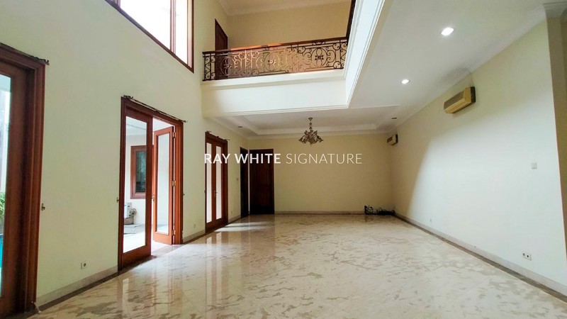 Dijual Rumah Mewah 2 Lantai ada Kolam Renang di Jl Wijaya 