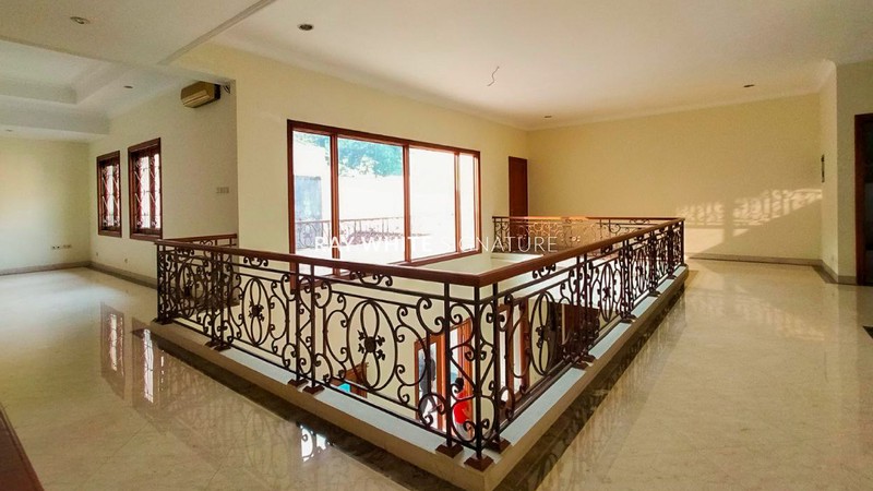 Dijual Rumah Mewah 2 Lantai ada Kolam Renang di Jl Wijaya 