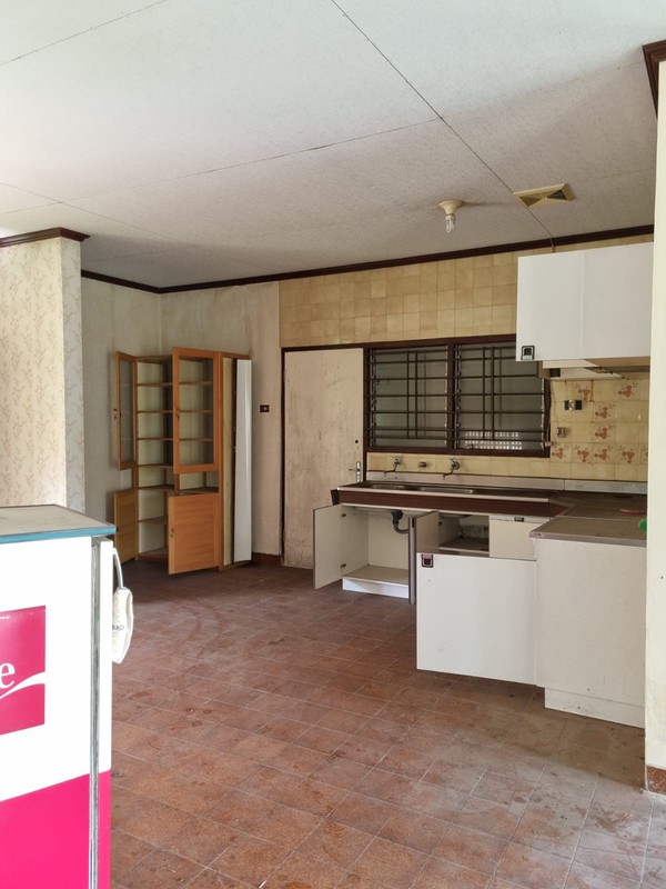 Dijual Villa dengan Halaman Luas dan Lokasi Strategis di Cisarua