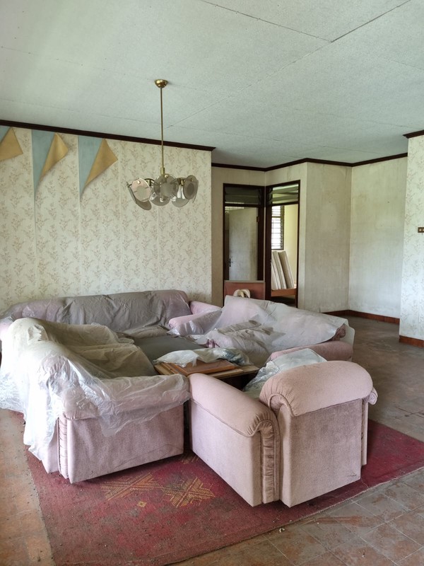 Dijual Villa dengan Halaman Luas dan Lokasi Strategis di Cisarua