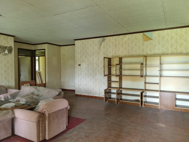 Dijual Villa dengan Halaman Luas dan Lokasi Strategis di Cisarua