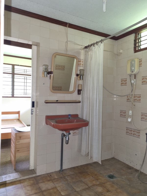 Dijual Villa dengan Halaman Luas dan Lokasi Strategis di Cisarua