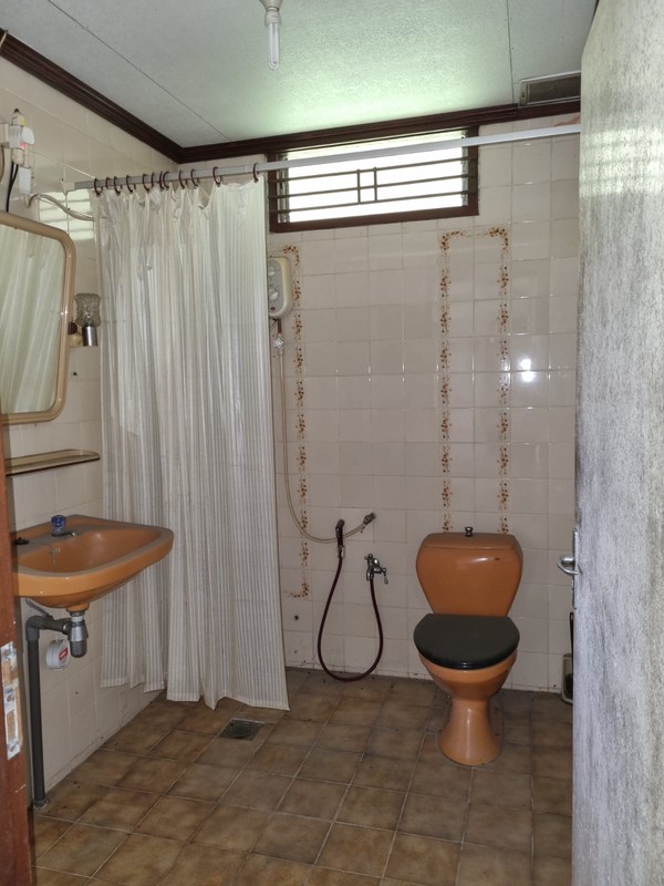 Dijual Villa dengan Halaman Luas dan Lokasi Strategis di Cisarua