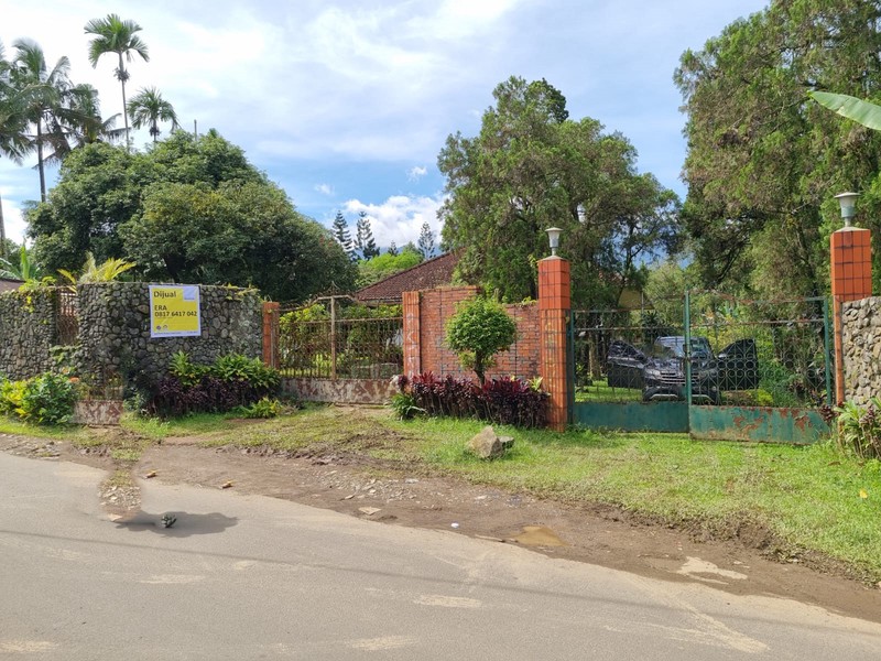 Dijual Villa dengan Halaman Luas dan Lokasi Strategis di Cisarua