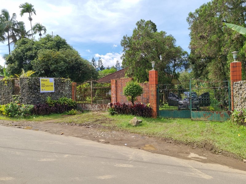 Dijual Villa dengan Halaman Luas dan Lokasi Strategis di Cisarua