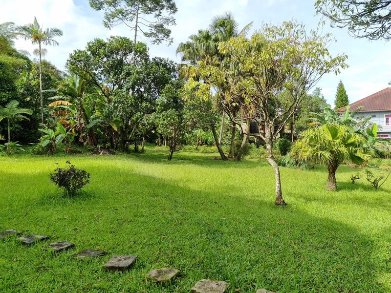 Dijual Villa dengan Halaman Luas dan Lokasi Strategis di Cisarua