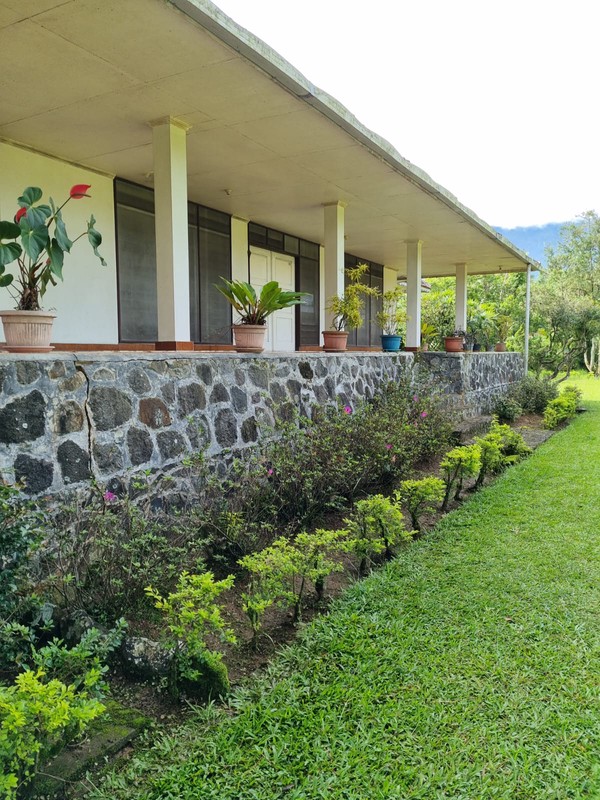 Dijual Villa dengan Halaman Luas dan Lokasi Strategis di Cisarua