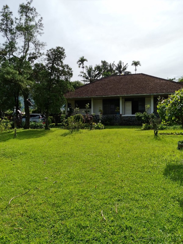 Dijual Villa dengan Halaman Luas dan Lokasi Strategis di Cisarua