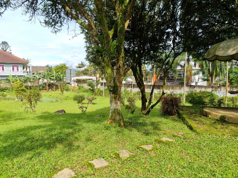 Dijual Villa dengan Halaman Luas dan Lokasi Strategis di Cisarua