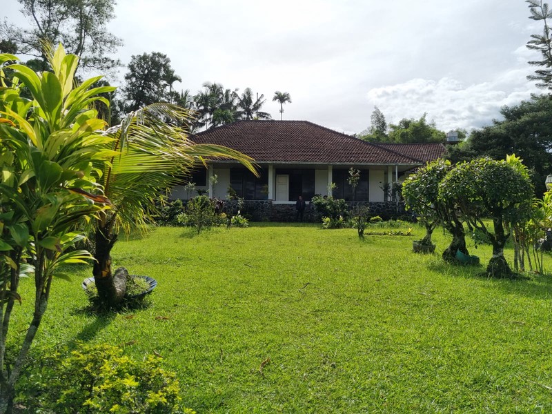 Dijual Villa dengan Halaman Luas dan Lokasi Strategis di Cisarua