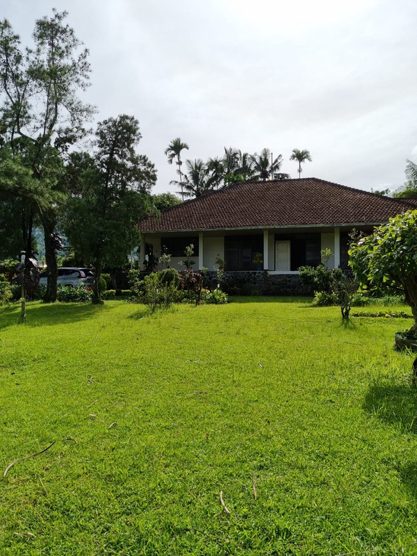 Dijual Villa dengan Halaman Luas dan Lokasi Strategis di Cisarua