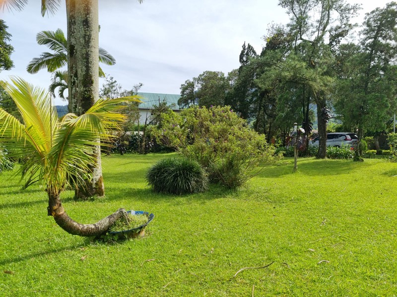 Dijual Villa dengan Halaman Luas dan Lokasi Strategis di Cisarua