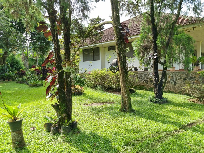 Dijual Villa dengan Halaman Luas dan Lokasi Strategis di Cisarua