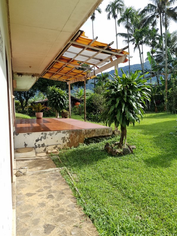 Dijual Villa dengan Halaman Luas dan Lokasi Strategis di Cisarua