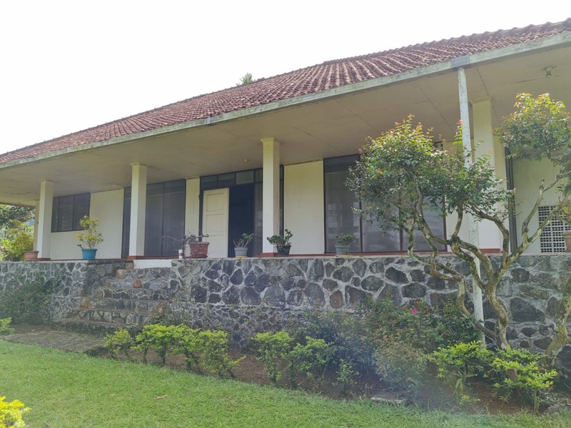 Dijual Villa dengan Halaman Luas dan Lokasi Strategis di Cisarua