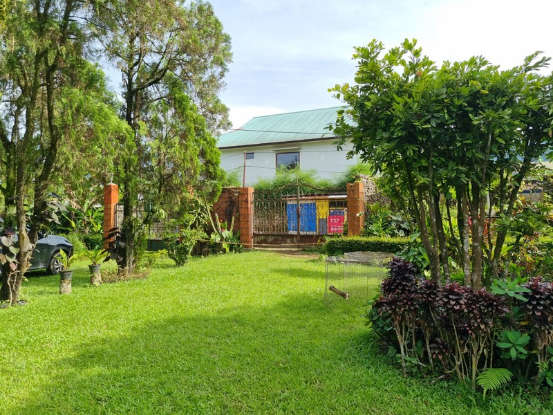 Dijual Villa dengan Halaman Luas dan Lokasi Strategis di Cisarua