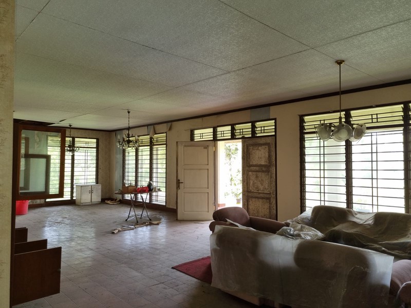 Dijual Villa dengan Halaman Luas dan Lokasi Strategis di Cisarua