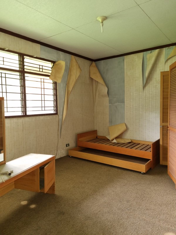 Dijual Villa dengan Halaman Luas dan Lokasi Strategis di Cisarua