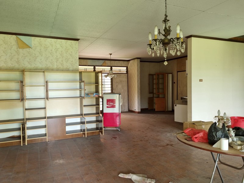 Dijual Villa dengan Halaman Luas dan Lokasi Strategis di Cisarua