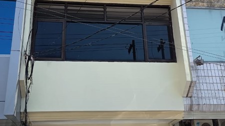 Disewakan Ruko 3 lantai di Jl Raya Dharmahusada Surabaya