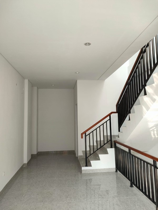 DISEWAKAN RUKO BARU 3 LANTAI, LETAK STRATEGIS SAMPING KAMPUS!!!