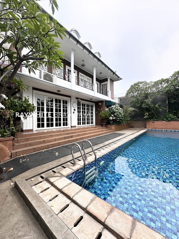 Rumah Mewah dan Terawat Lingkungan Tenang Area Pisangan Raya Cirendeu