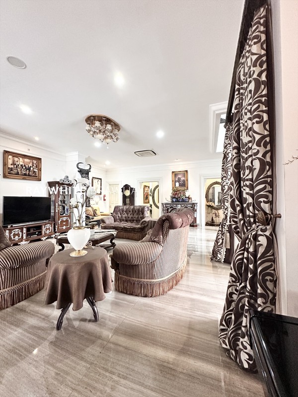 Rumah Mewah dan Terawat Lingkungan Tenang Area Pisangan Raya Cirendeu