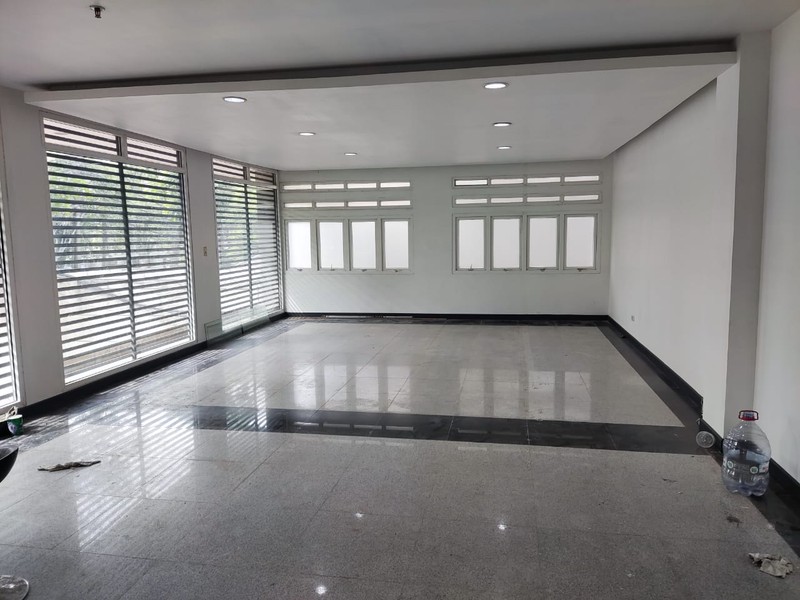 STRATEGIS! Ruang Usaha Luas di Supratman, Bandung!