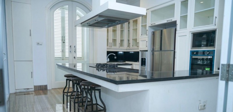 Rumah American Style 3 Lantai di Kebayoran Baru Full Furnished & Lift