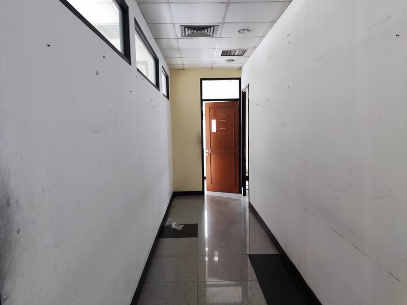 STRATEGIS! Ruang Usaha Luas di Supratman, Bandung!