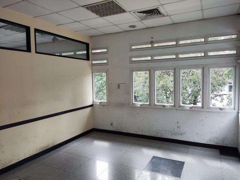 STRATEGIS! Ruang Usaha Luas di Supratman, Bandung!