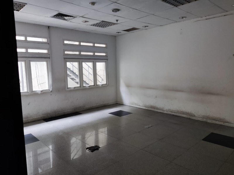 STRATEGIS! Ruang Usaha Luas di Supratman, Bandung!