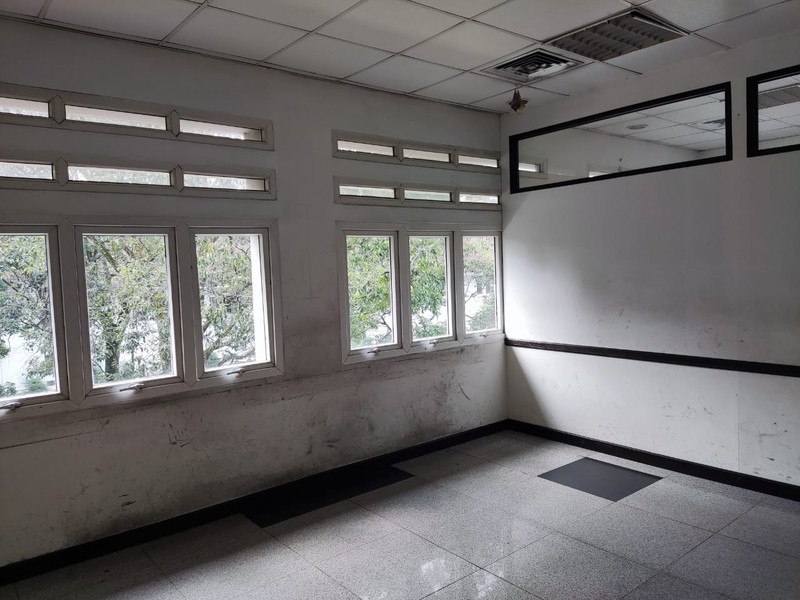 STRATEGIS! Ruang Usaha Luas di Supratman, Bandung!